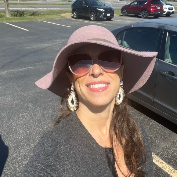 About Me - your Posher, Liz - Picture 3 of 3